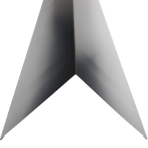 Nockplåt svart 193x193x2000 mm – 0,5 mm stålplåt med polyesterlack, för tak med 15–28° lutning, från Plåtvision