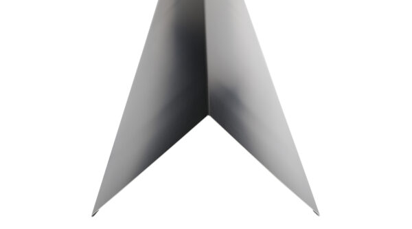 Nockplåt svart 193x193x2000 mm – 0,5 mm stålplåt med polyesterlack, för tak med 15–28° lutning, från Plåtvision